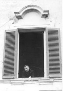 Vescovo Ferrari alla finestra di Monopoli